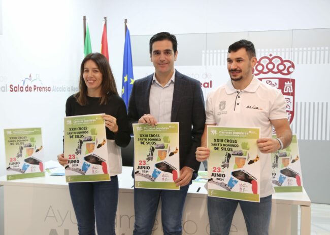 Marino, Belén y Álvaro con cartel Cross Santo Domingo de Silos 2024