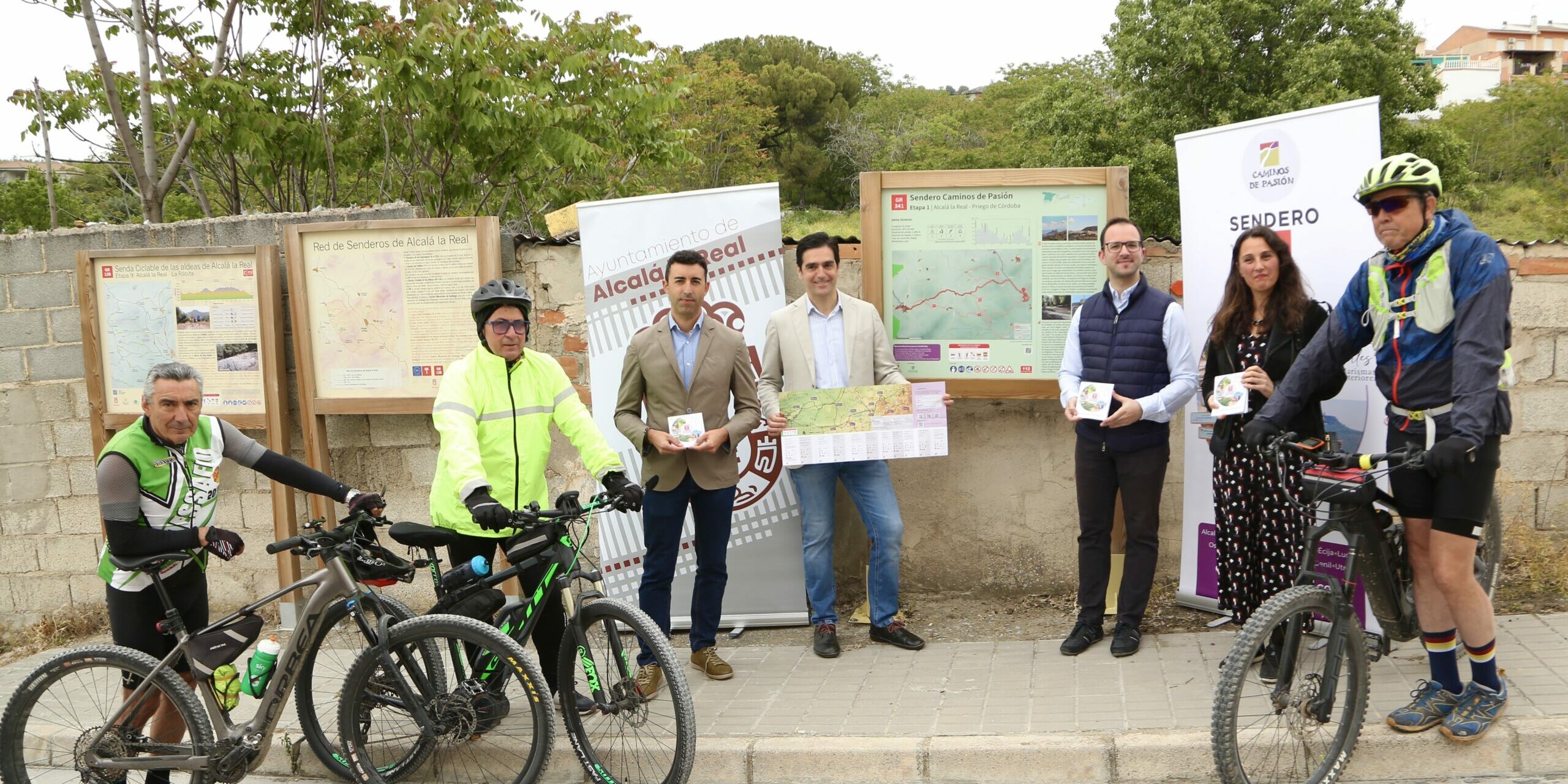 Sendero GR 341 Caminos de Pasión Marino y Juanma, David Barranco y Encarni Giraldez con ciclistas