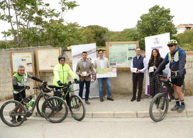 Sendero GR 341 Caminos de Pasión Marino y Juanma, David Barranco y Encarni Giraldez con ciclistas
