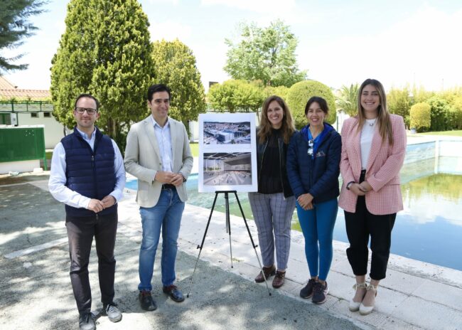 renovación de la piscina de verano y la construcción de un espacio escénico multiusos, auditorio, Marino, Merce Flores, Juanma, Belén, Juanma, Rocío posando