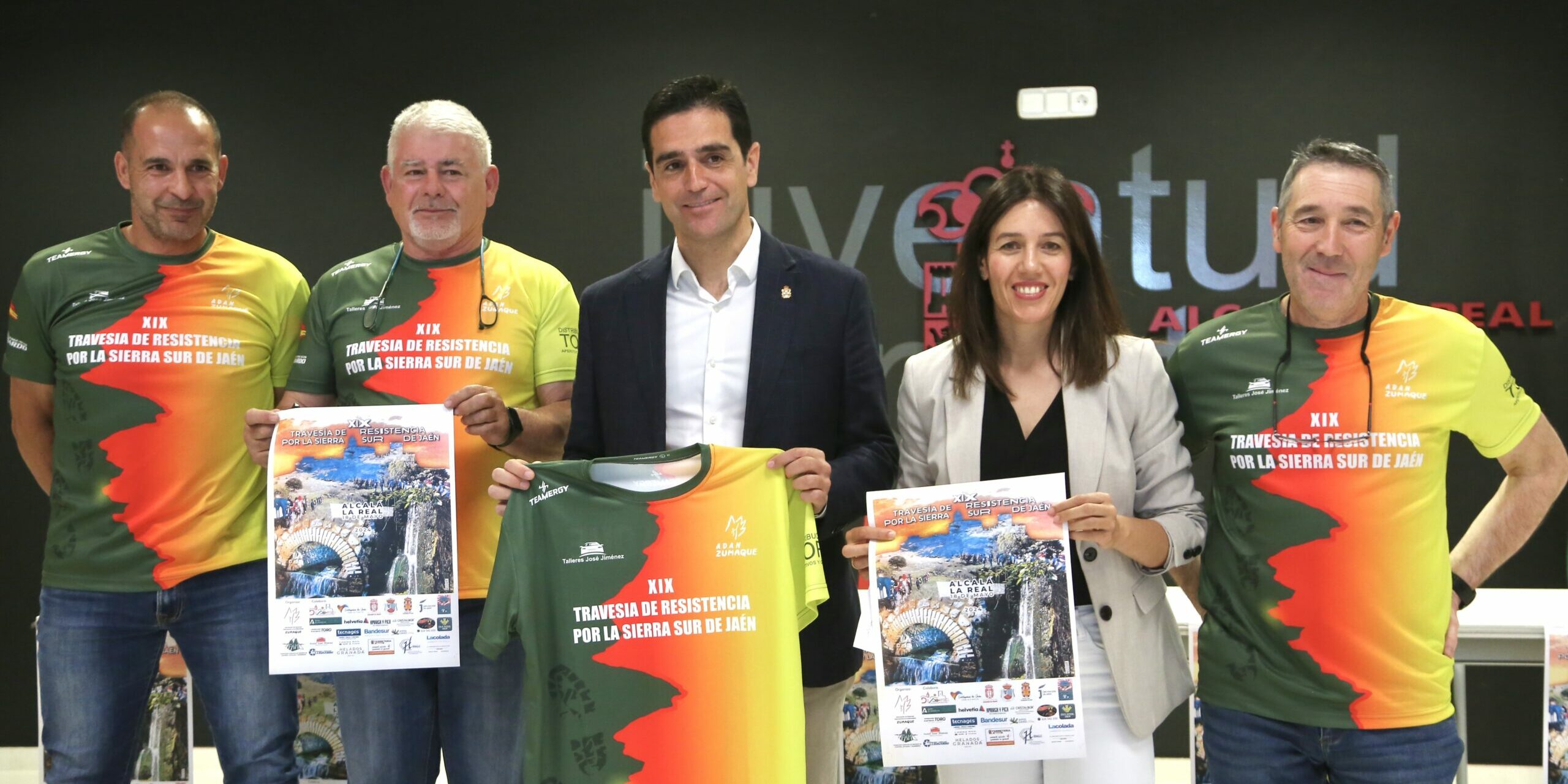 Belén y Marino posando con cartel XIX Travesía de Resistencia Zumaque