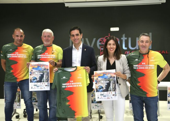 Belén y Marino posando con cartel XIX Travesía de Resistencia Zumaque