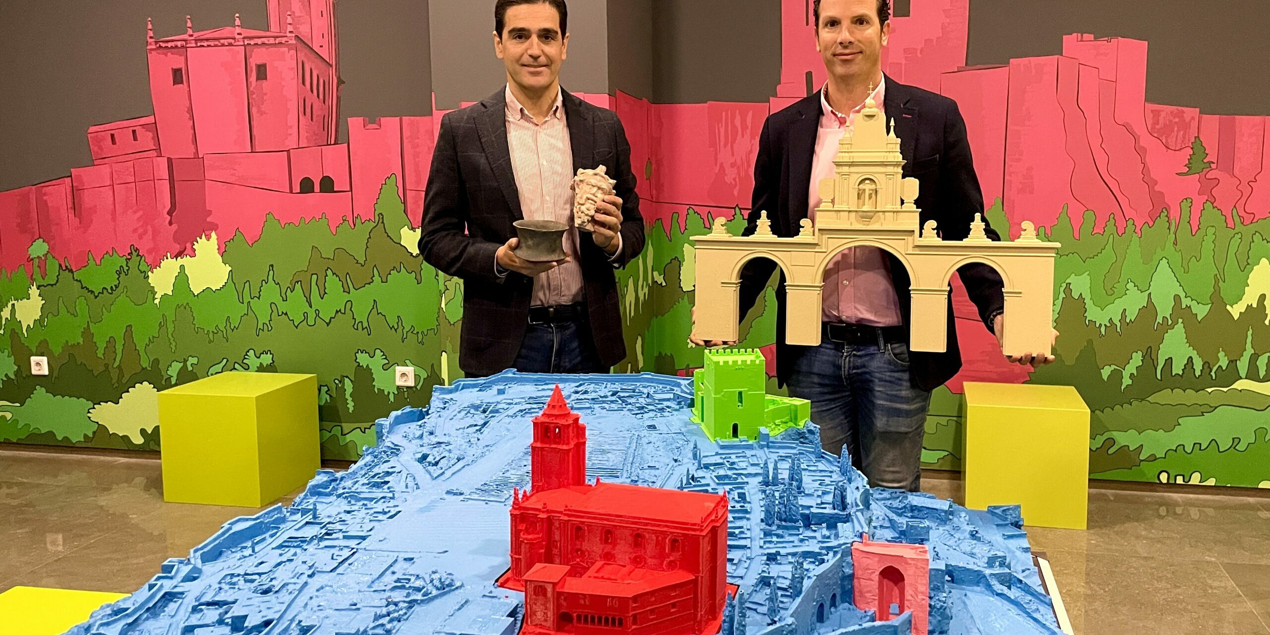 Marino y José con maqueta Puerta Arcos