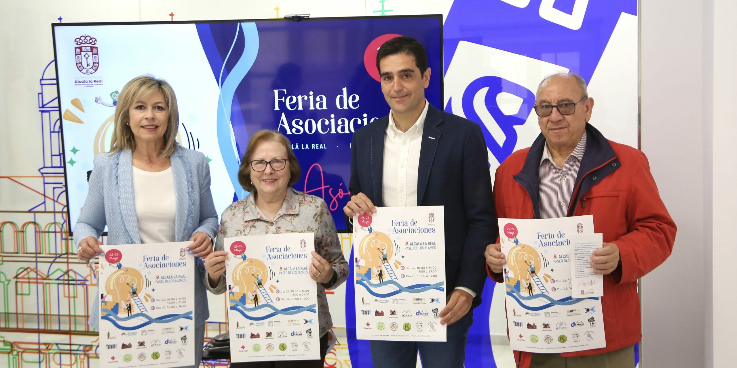 Marino y Loli con cartel Feria de Asociaciones