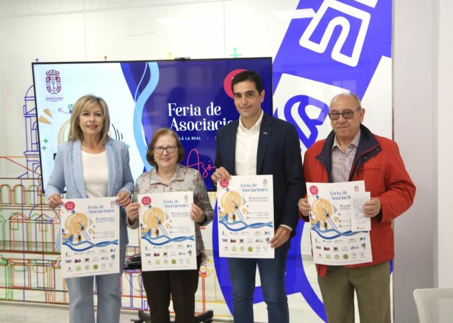 Marino y Loli con cartel Feria de Asociaciones