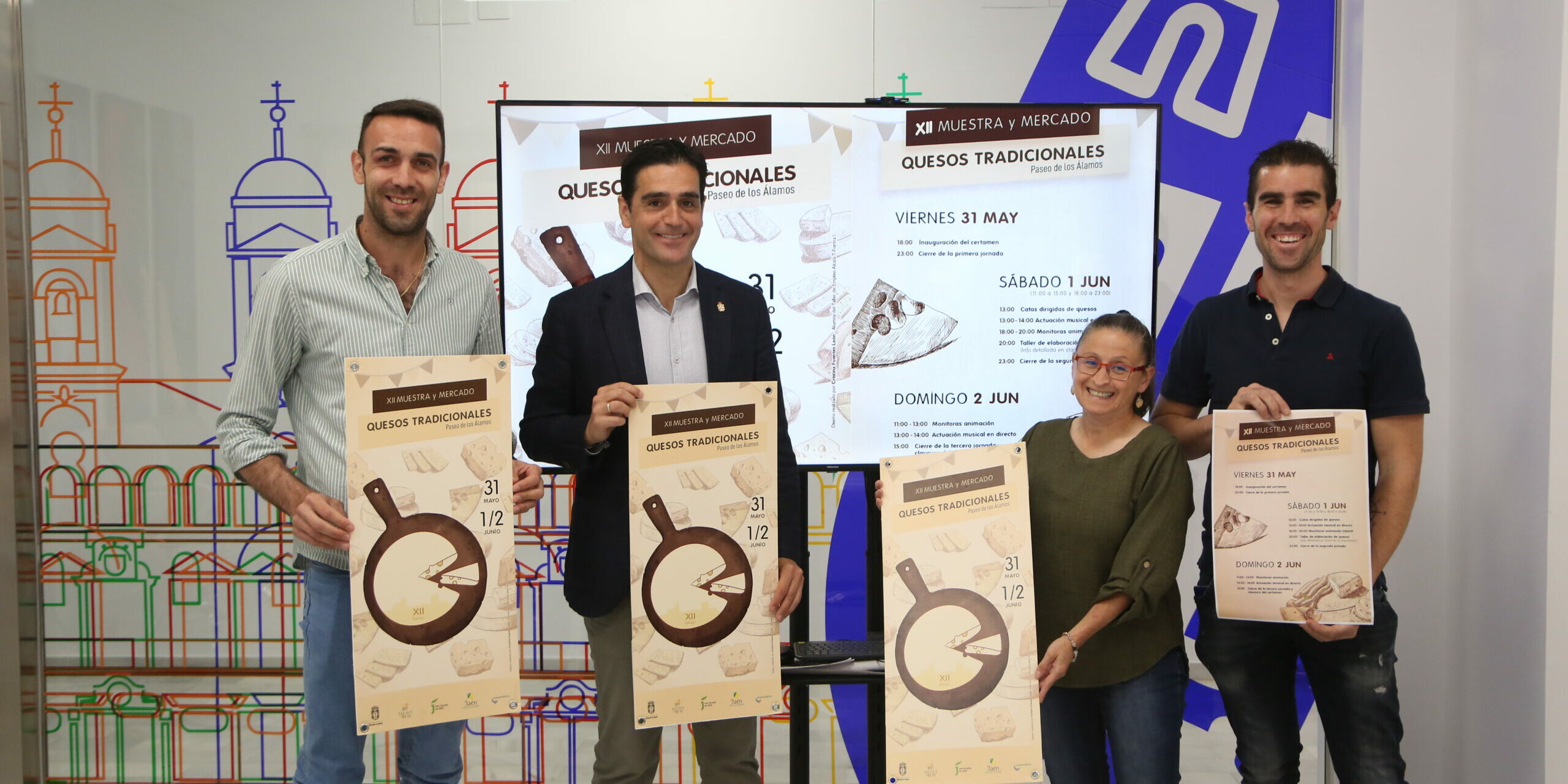 Marino, Paco Toro y Nieves con cartel Muestea Quesos 2024 de pie con Ibañez