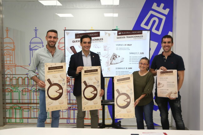 Marino, Paco Toro y Nieves con cartel Muestea Quesos 2024 de pie con Ibañez