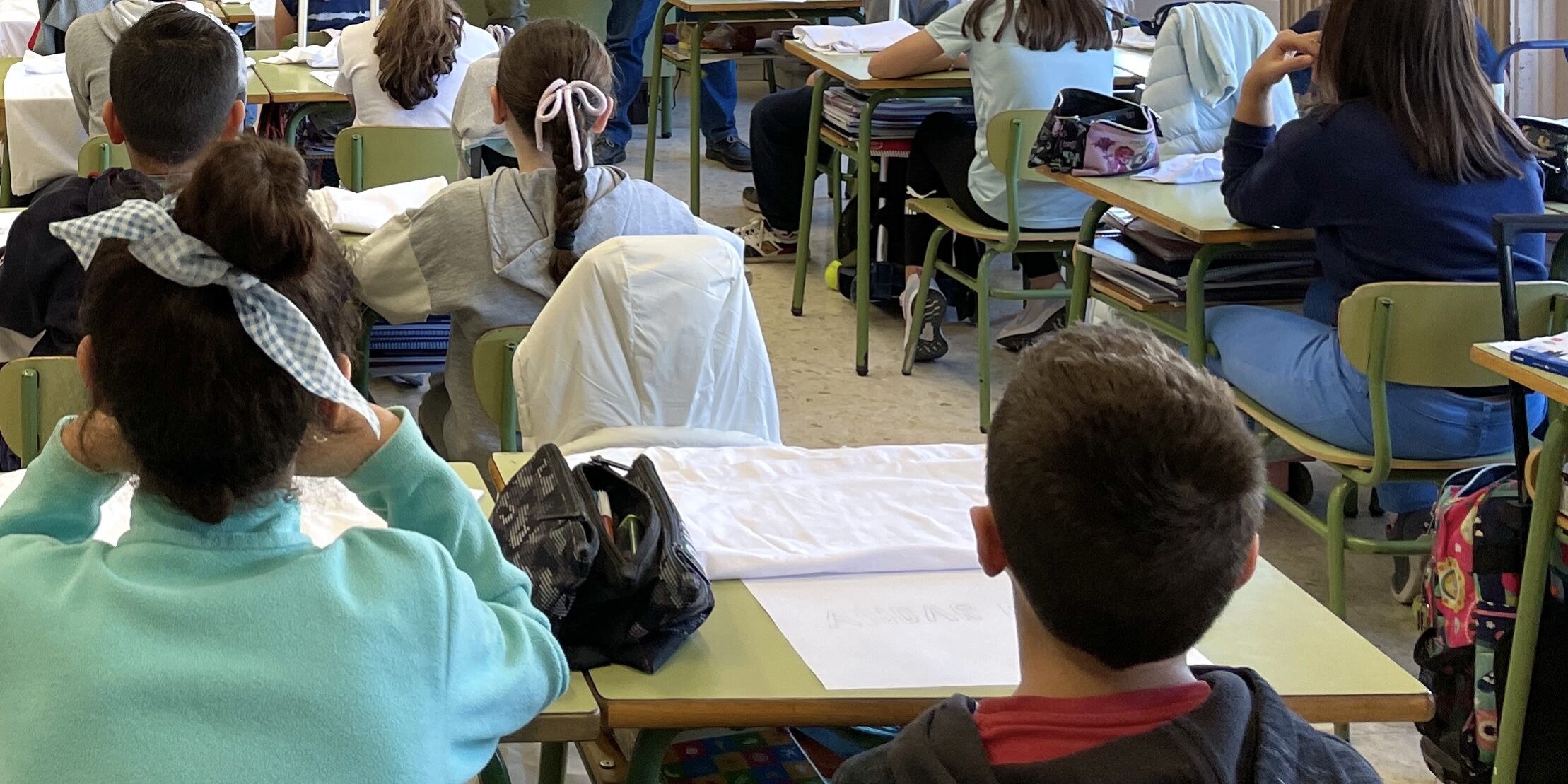 Niños en clase, escolares