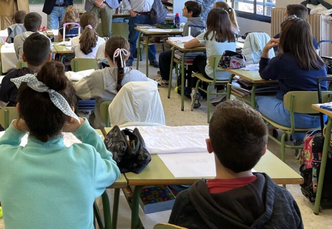 Niños en clase, escolares