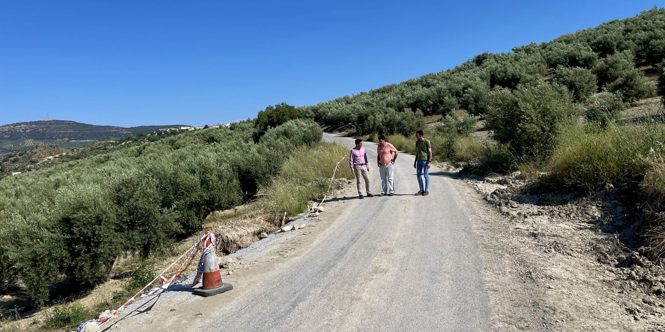 Marino, Paco y Carlos Bardón visitando caminos rurales de Charilla antes de arreglo