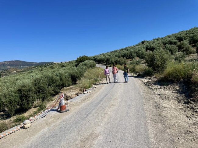 Marino, Paco y Carlos Bardón visitando caminos rurales de Charilla antes de arreglo