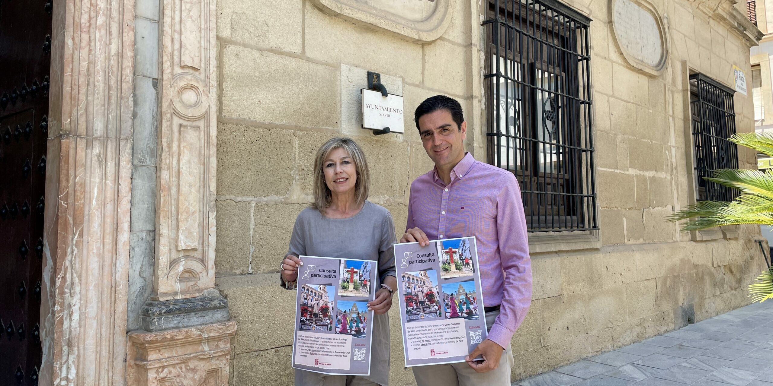 Marino y Loli con cartel consulta ciudadana Santo Domingo