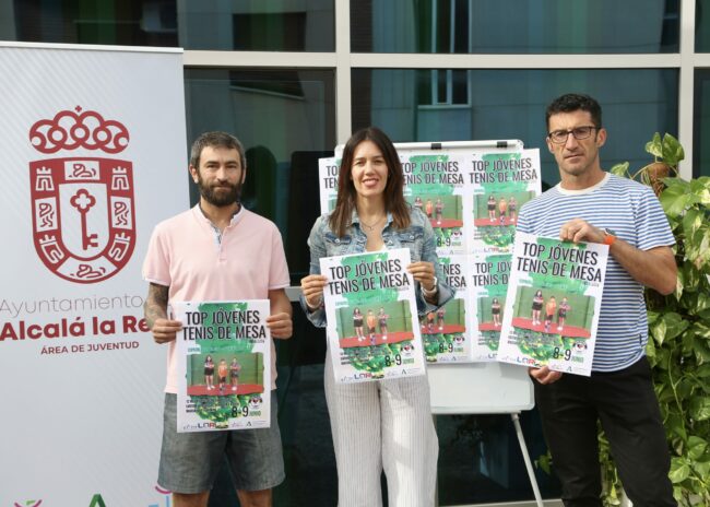 Francisco Carrillo, Belén y Antonio Castillo Top Jóvenes de Tenis de Mesa con cartel