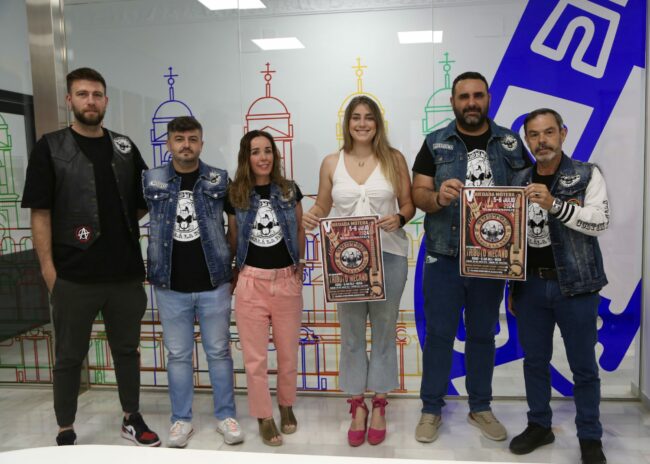 Rocío con cartel V Quedada motera Custom Alcalá