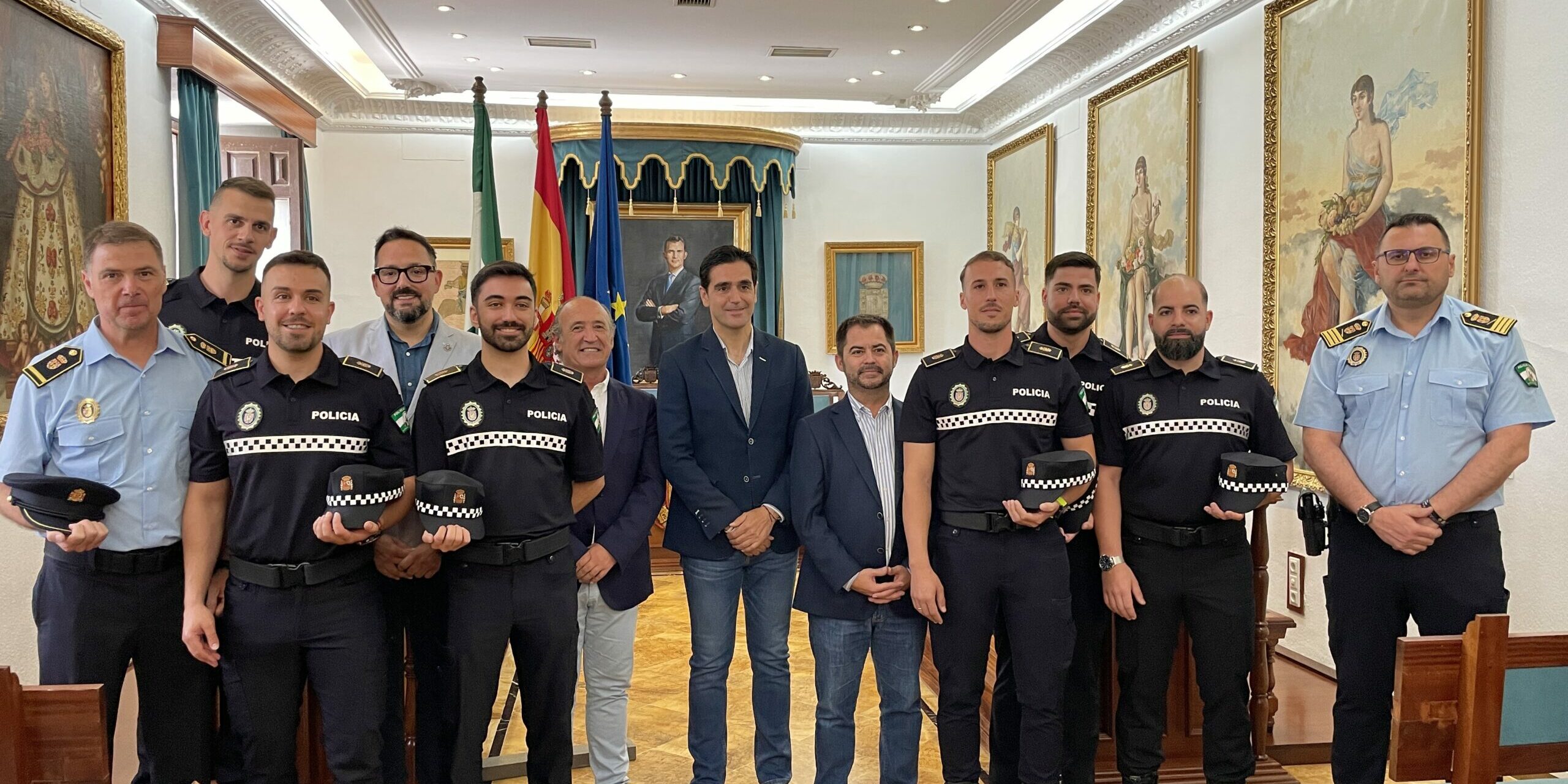 Foto de grupo de la toma de posesión de seis nuevos policías