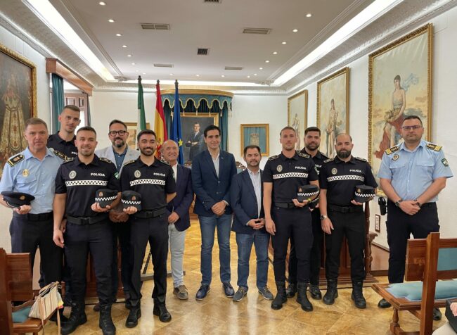 Foto de grupo de la toma de posesión de seis nuevos policías