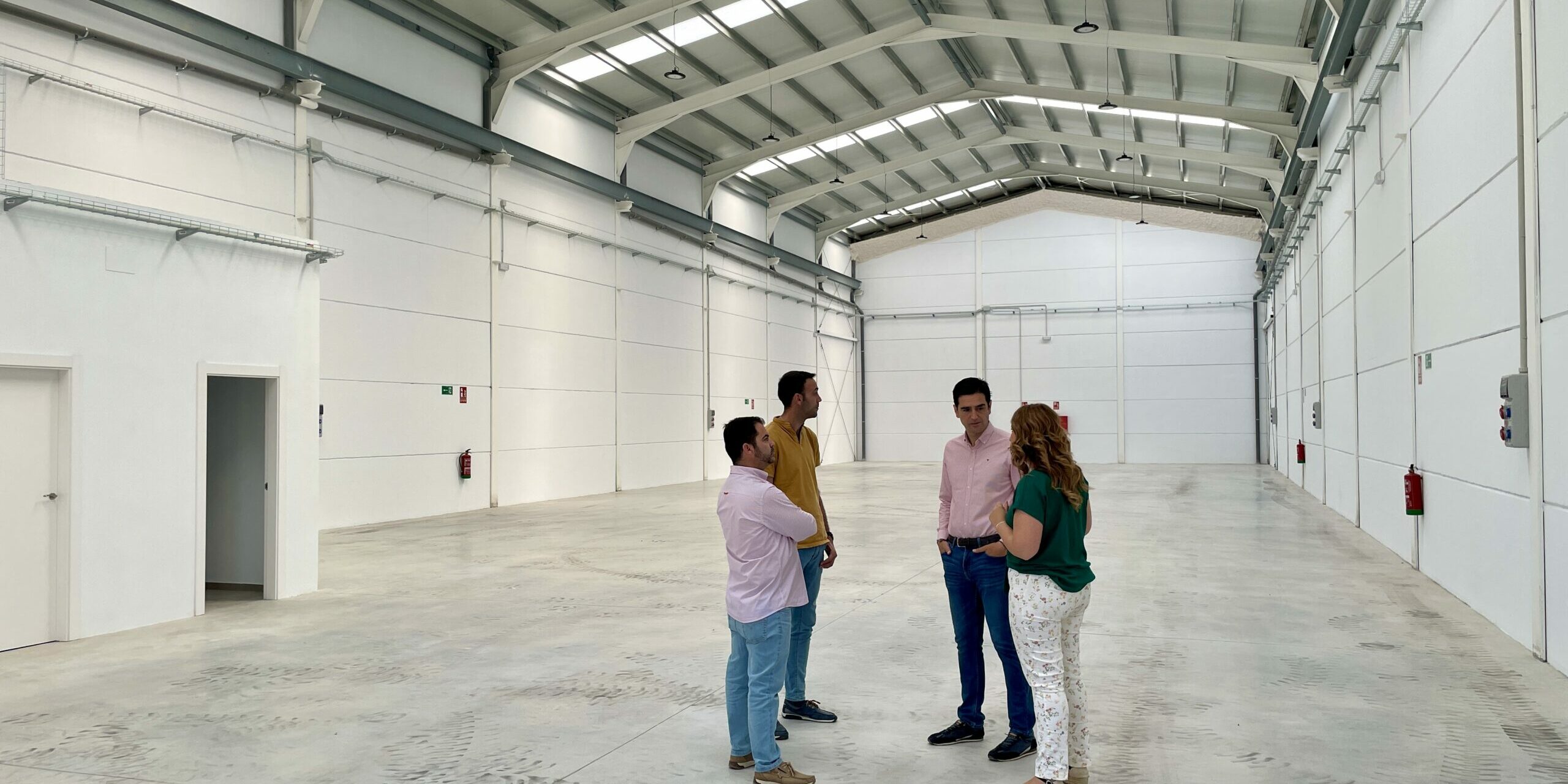 Marino, Merce Flores, Jesus y Paco en la nave municipal de Llano Mazuelos