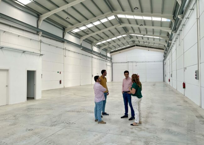 Marino, Merce Flores, Jesus y Paco en la nave municipal de Llano Mazuelos