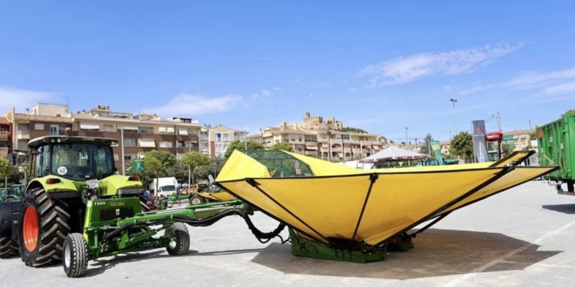 Maquinaria de Alcalá Muestra con Mota de fondo en el ferial