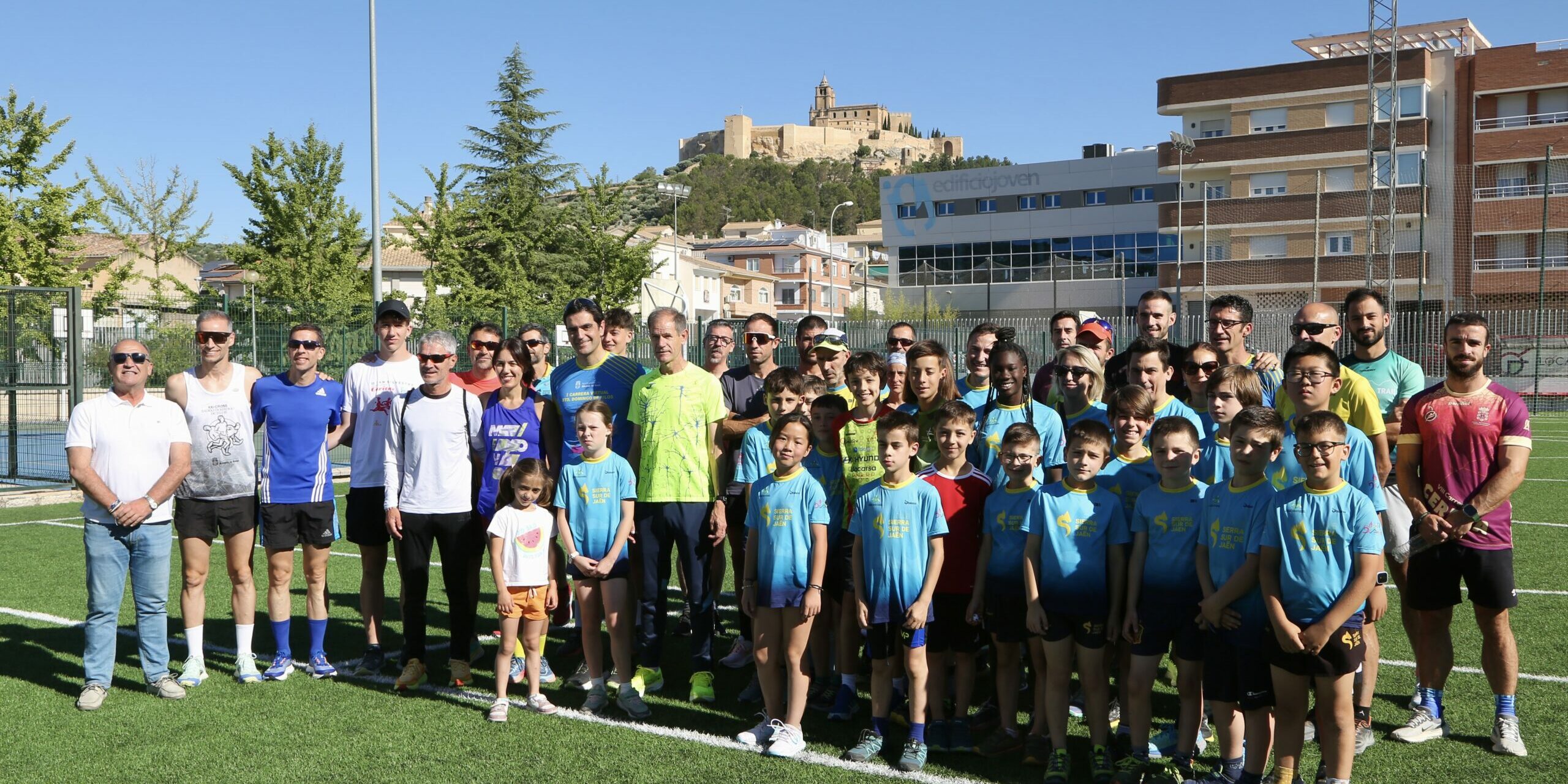 Atletas entrenando con Abel Antón y Martín Fiz en pistas Coto foto de grupo con Marino y Belén