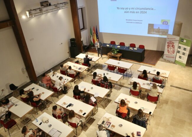 Panorámica inauguración cursos verano UNED 2024 desde arriba, con Benedicto Crespo. Salud mental