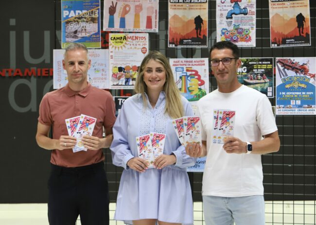 Rocío, Castillo y Jorge presentando programación verano Juventud 2024 con carteles