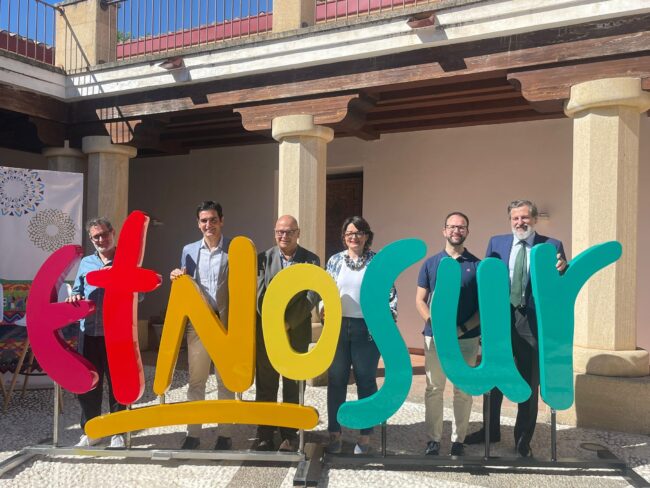 Marino presentando en La Trinidad Etnosur 2024 foto de grupo
