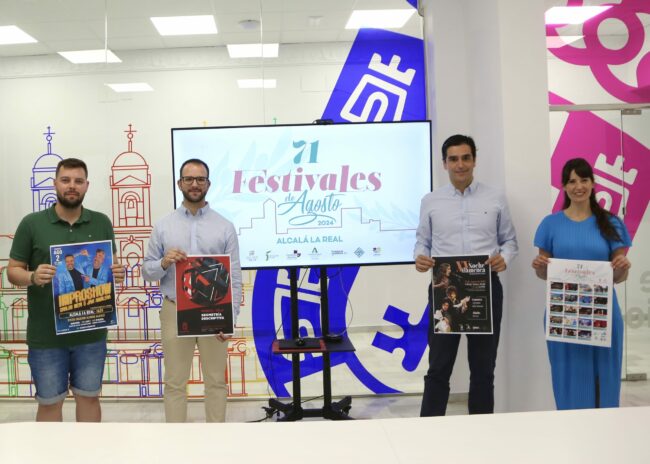 Juanma, Marino, Laura Moyano y Juan Carlos Navarro con carteles Festivales