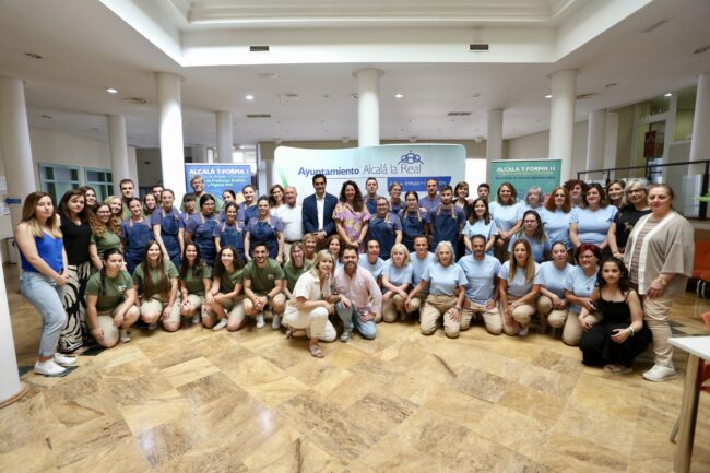 Foto de grupo alumnado Alcalá T-Forma con Ana Mata con Marino y Baldomero en Casa Pineda