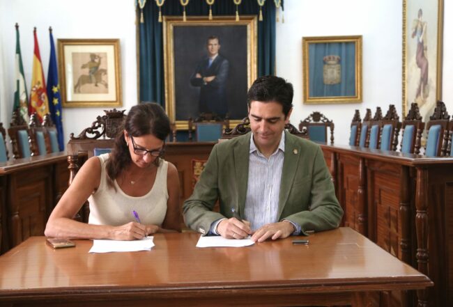 Marino, Mariela Checa firmando convenio COPAO mesa