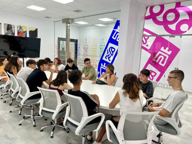 Marino y Merce Linares con jóvenes del programa Impúlsate en verano 2024 sentados