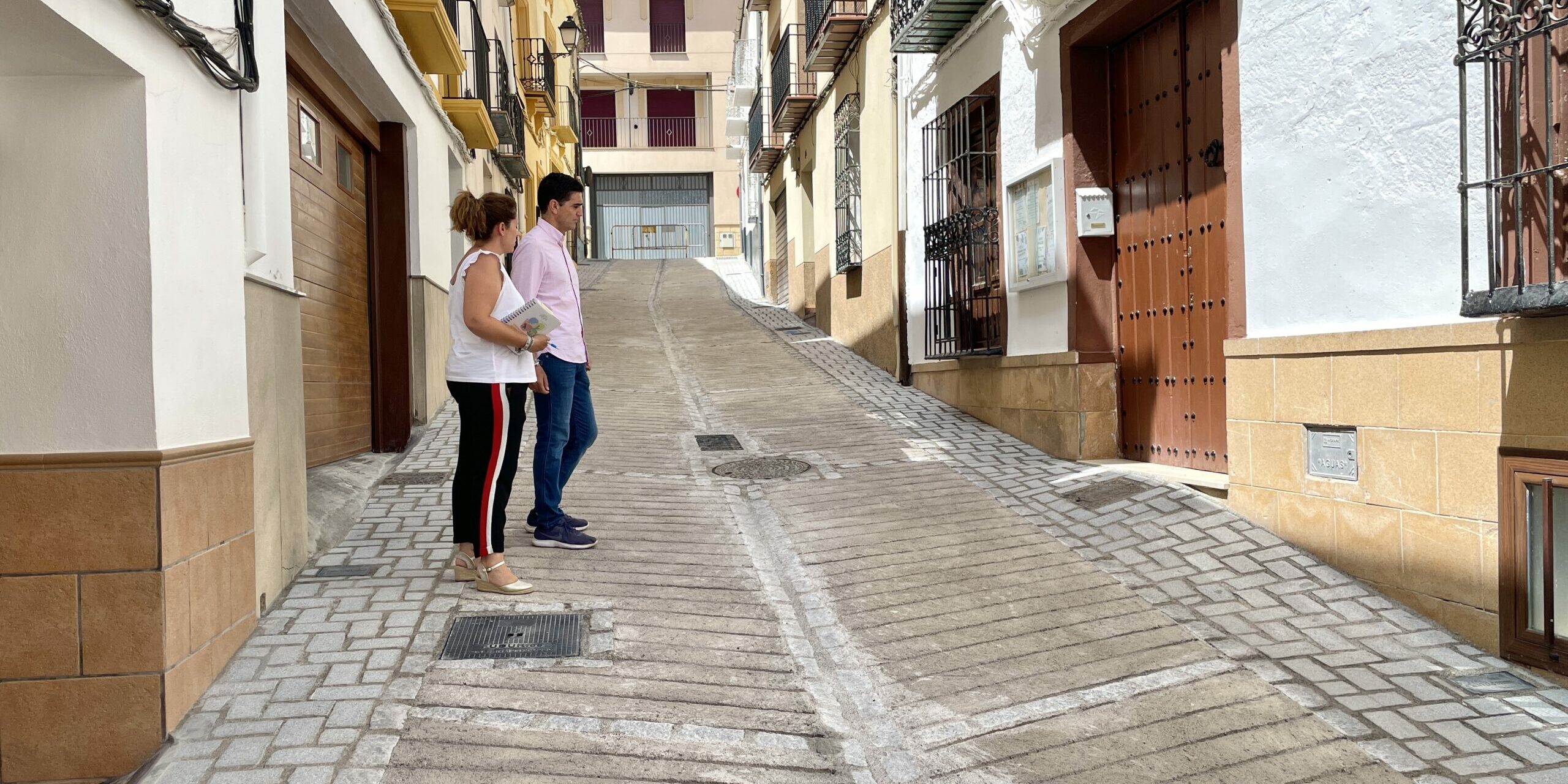 Merce Flores y Marino visitando terminación calle Alonso Alcalá