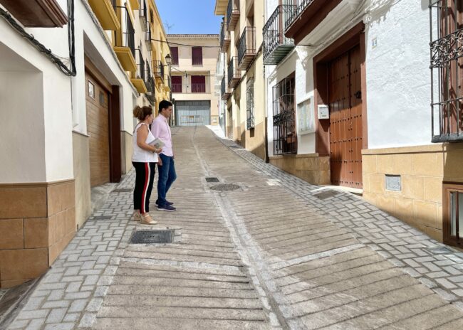Merce Flores y Marino visitando terminación calle Alonso Alcalá