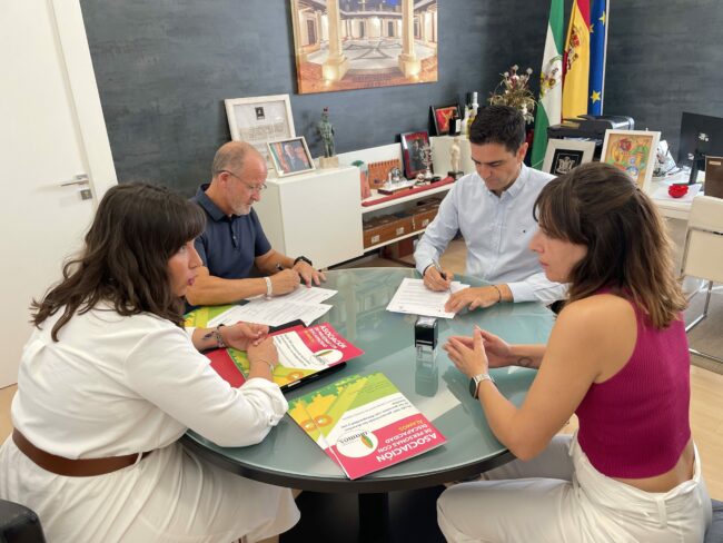 Marino y Merce Linares firmando convenio con asociación Álamos con Manolo Arjona y Mª de la Cabeza Martín