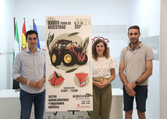 Paco Toro, Marino y Ariadna presentando Alcalá Muestra 2024 de pie