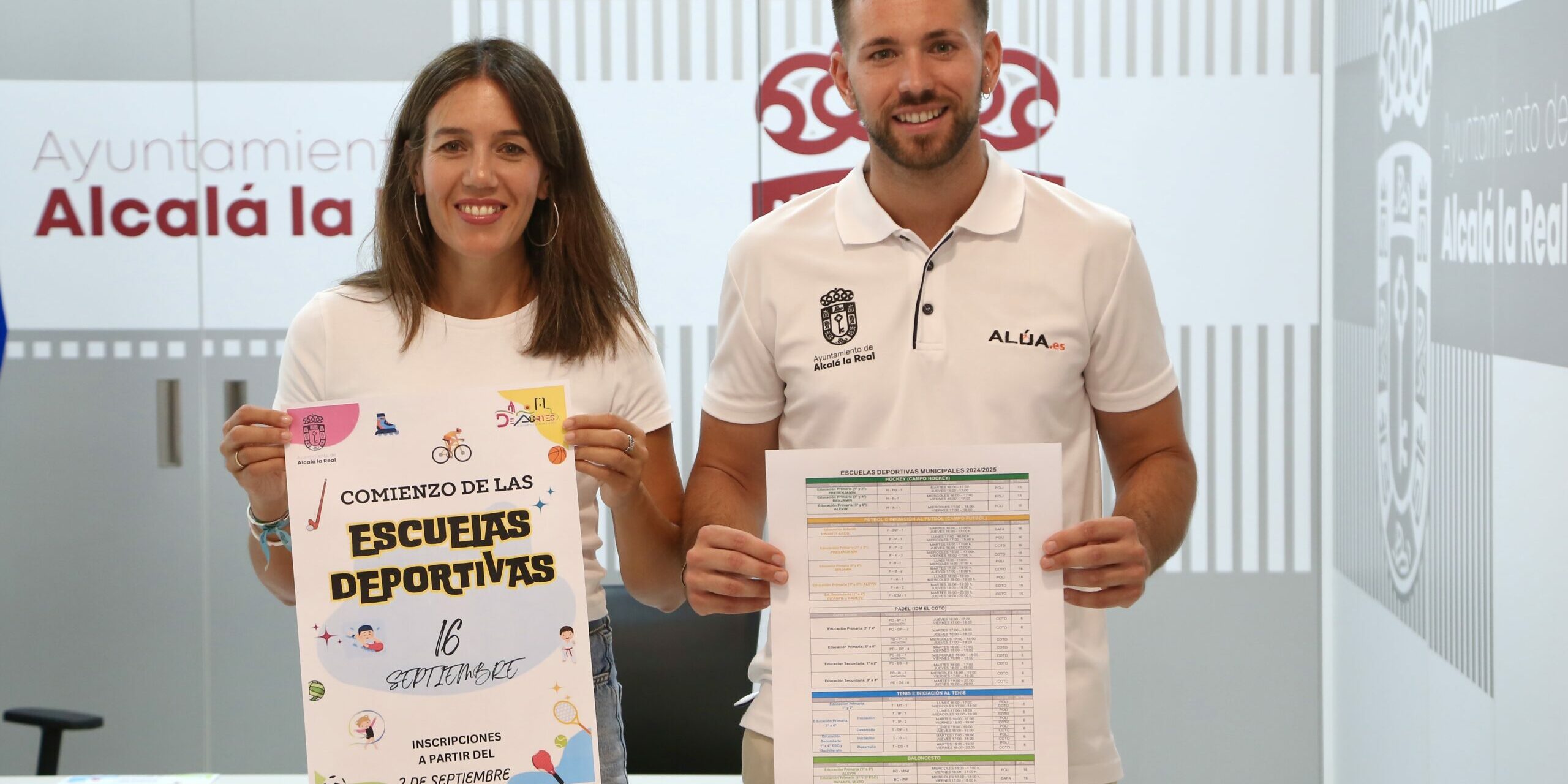 Belén y Slberto con cartel Escuelas Deportivas 2024
