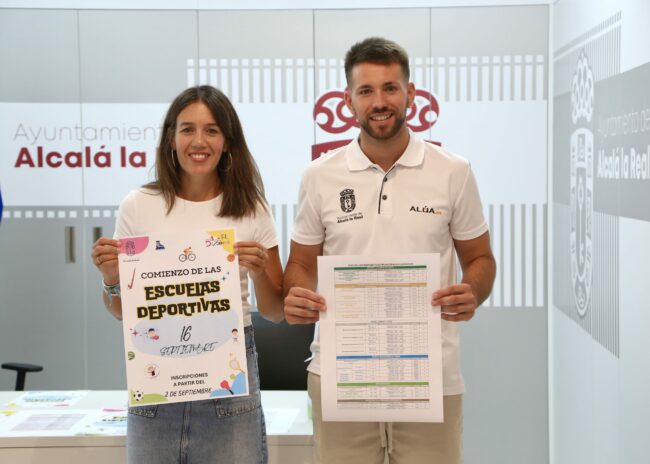 Belén y Slberto con cartel Escuelas Deportivas 2024