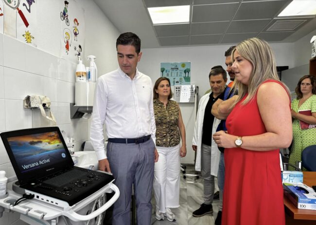 Marino, Elena González visitando CHARE, centro de salud Consulta Alcalá Norte aparato nuevo