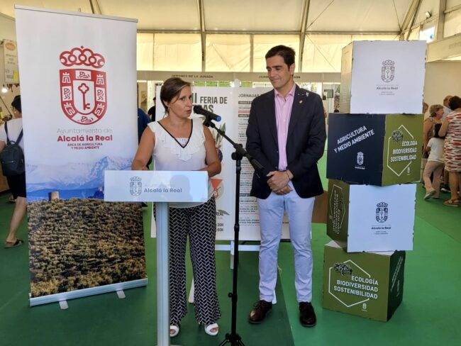 Soledad Aranda y Marino inauguración Alcalá Muestra 2024 atril