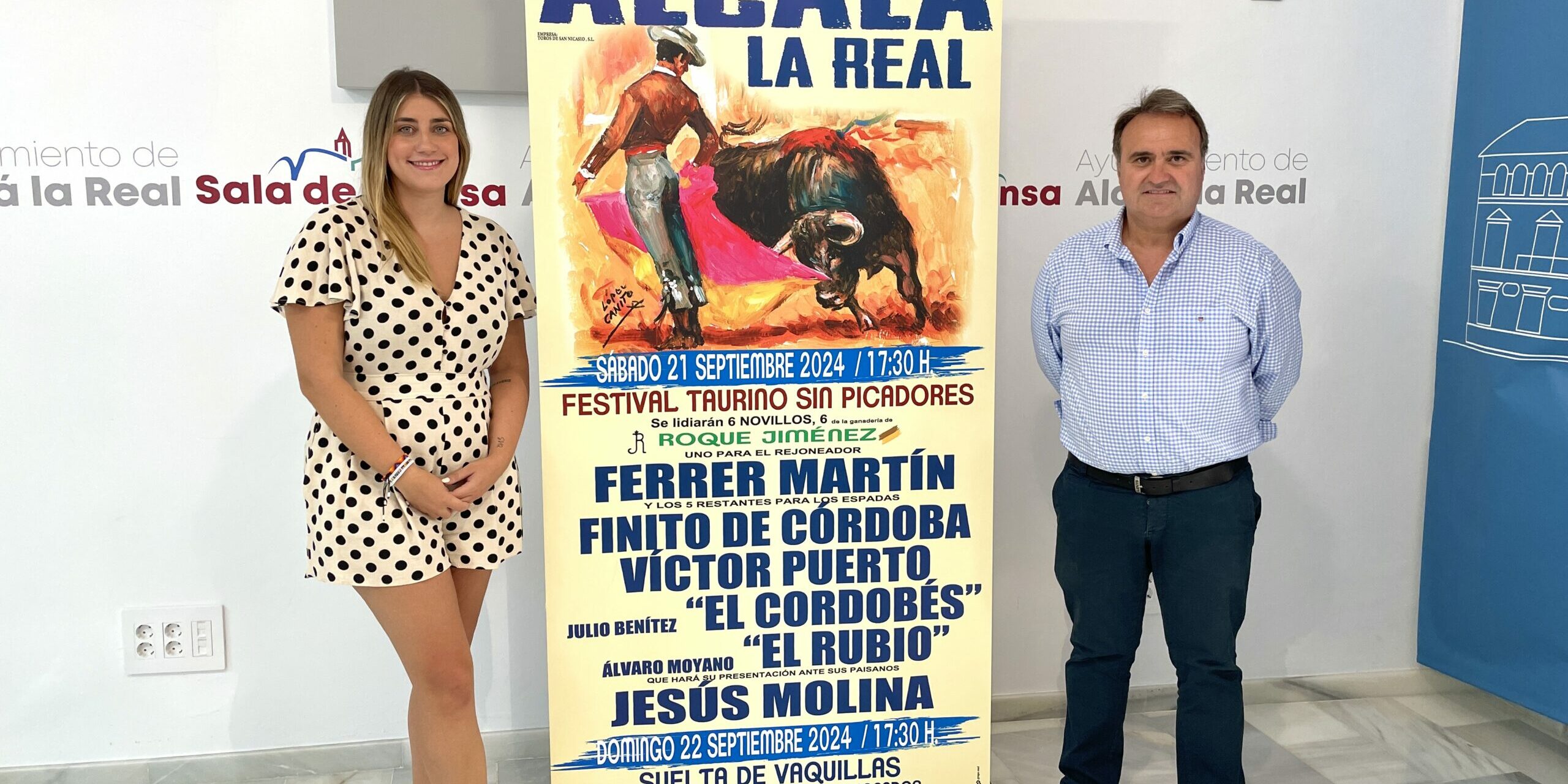 Rocío y Alfonso Moya con cartel de toros 2024
