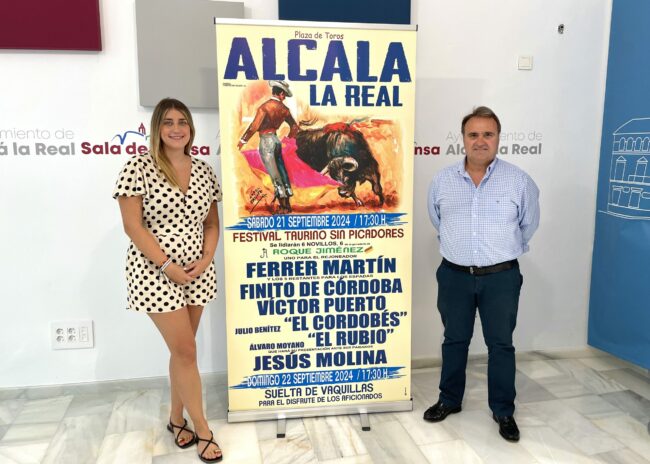 Rocío y Alfonso Moya con cartel de toros 2024