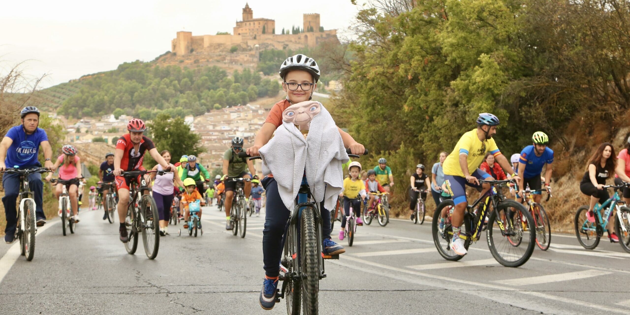 Día Bicicleta 2024 ciclistas con Mota disfraz ET
