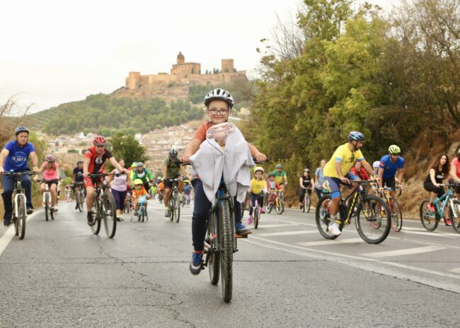 Día Bicicleta 2024 ciclistas con Mota disfraz ET
