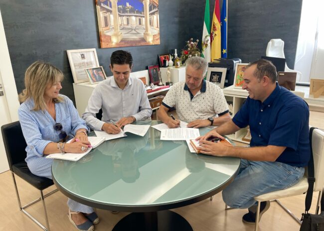 Firma convenio comerciantes DeAlcalá Marino, Loli, Juande y Miguel Angel Castillo