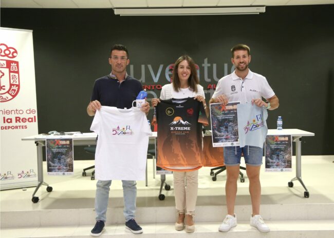 Castillo, Belén y Alberto presentando X-Treme 2024 de pie
