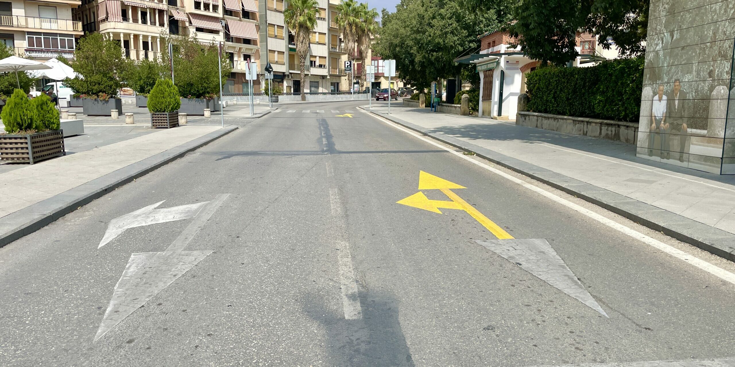 Calzada pintada obras calle Álamos doble sentido obras