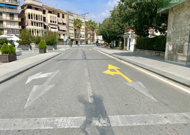Calzada pintada obras calle Álamos doble sentido obras