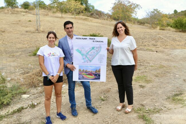 Proyecto pump track Marino y Merce Flores y Belén en el terreno