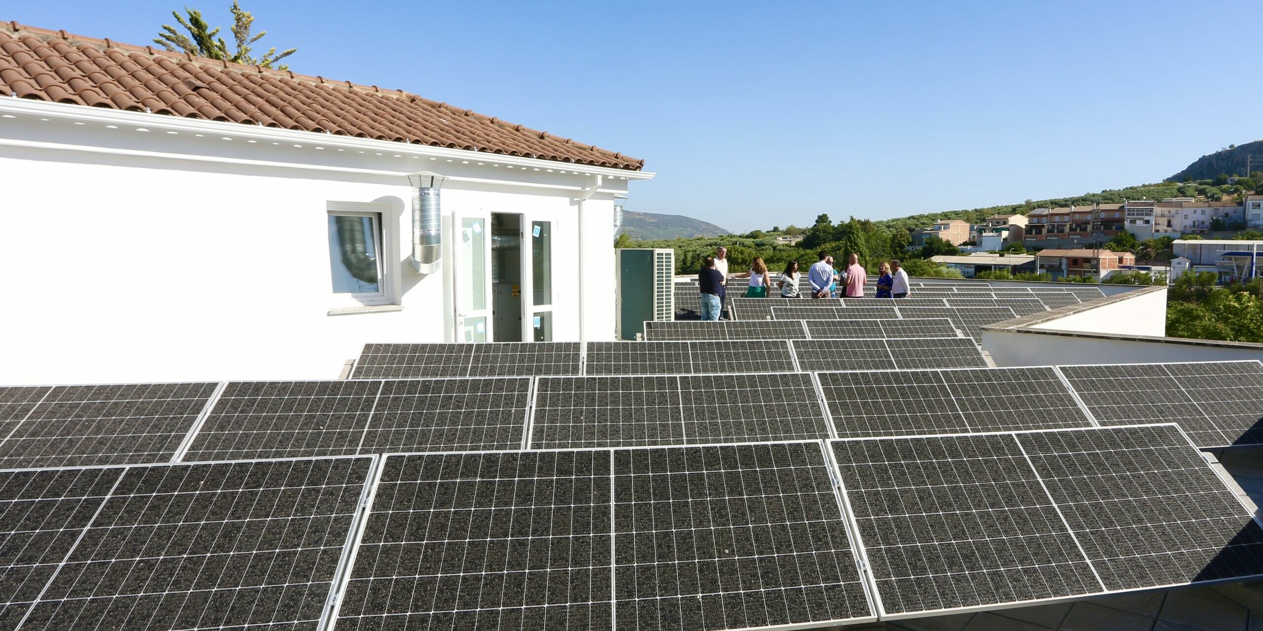 Paneles solares RGA con equipo de gobierno