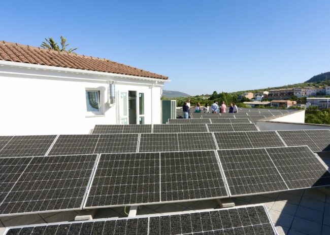 Paneles solares RGA con equipo de gobierno